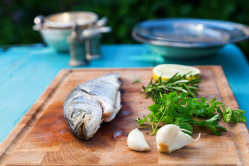 Zubereitung eines Wolfsbarsches für ein Grillgericht