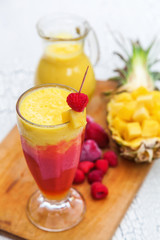 Smoothie von Ananas und gefrorenen Erd- und Himbeeren