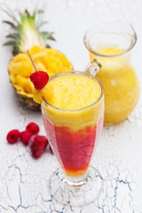 Smoothie von Ananas und gefrorenen Erd- und Himbeeren