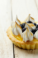 Tartlet with lemon curd, blueberries and meringue