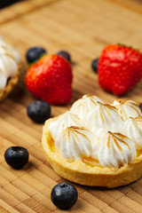 Tartlet with lemon curd  and meringue