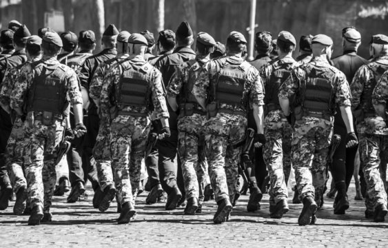 Soldati nella parata del 2 giugno, festa della repubblica italiana