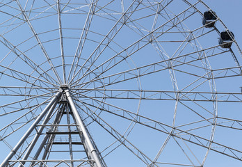 Obraz premium Ferris Wheel and Blue Sky