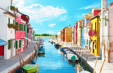 Panele Szklane  Wąski kanał i kolorowe domy w Burano, Włochy.