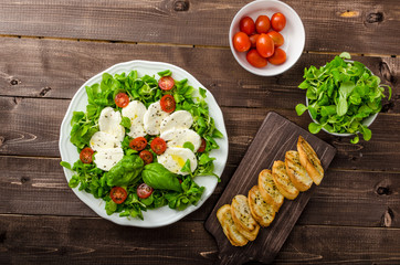 Lamb's lettuce salad with mozzarella, tomato and basil