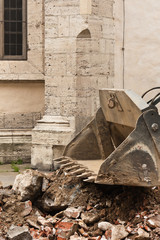 Die Schaufel von einem Radlader auf einem Haufen von Bauschutt