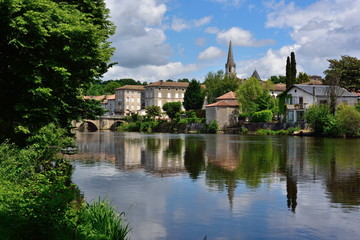 Fototapeta na wymiar La Vienne à Confolens en Charente