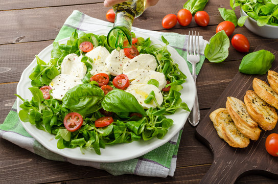 Lamb's lettuce salad with mozzarella, tomato and basil