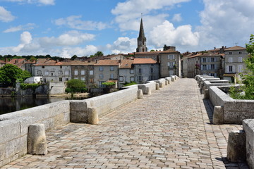 Obraz premium Ancien pont de Confolens, en Charente
