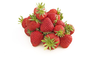 fraises bio en vrac sur fond blanc