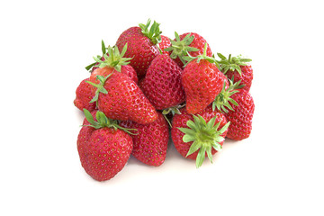 fraises bio en vrac sur fond blanc