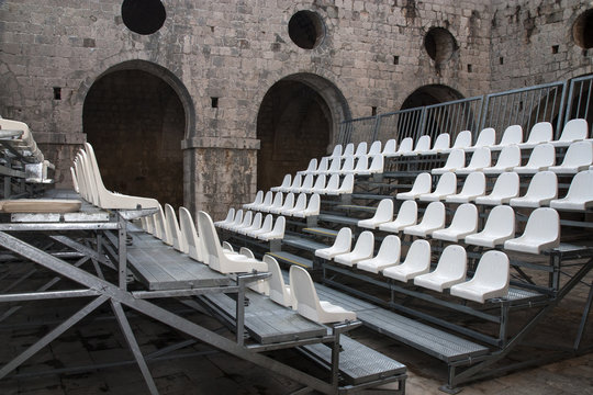 Sillas enfrentadas en el claustro