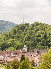 Fototapeta premium Saint-Ursanne, St-Ursanne, Altstadt, Stiftskirche, Kloster, Doubs, Doubs-Tal, Jura, Schweiz