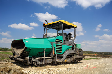 Asphaltmaschine wartet auf Einsatz auf Baustelle