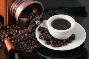 Fototapeta premium white cup with old Neapolitan grinder coffee