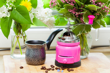 make coffee - Kaffee machen, Kaffeemühle, Kaffeebohnen