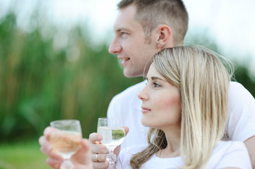 couple drinking champagne