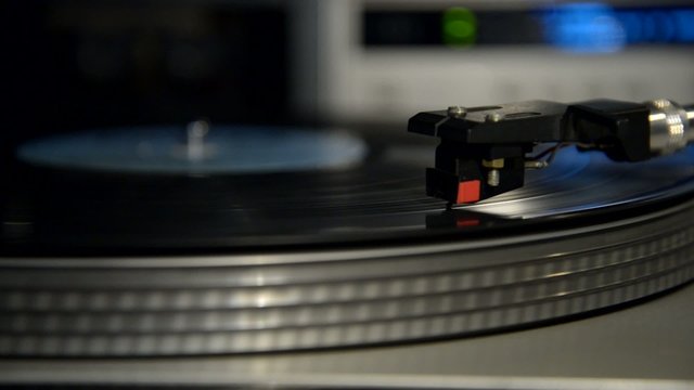 Close up to a record player.