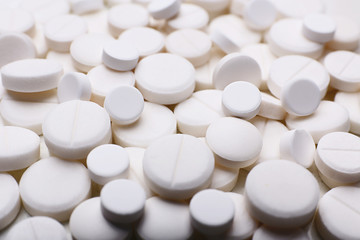 Obraz na płótnie Canvas Pile of white pills, closeup