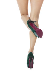 Attraktive weibliche Beine mit grünen Stilettos High Heels als