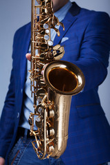 Obraz premium A photographic silhouette of a saxophone player into the moment