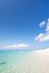 Fototapeta na wymiar 沖縄のビーチ・瀬底ビーチ