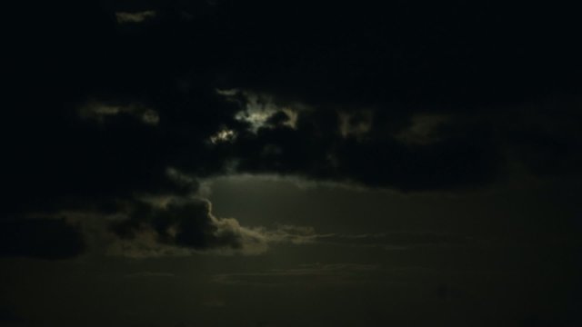 Восход луны за облаками.