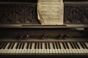 Fototapeta na wymiar Old piano wtith pge of notes