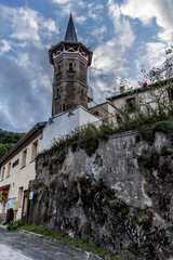Tour du ch&acirc;teau dans le village de Valfleury