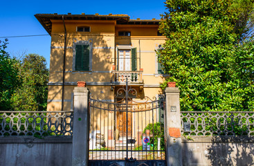 Antica Villa Signorile, ingresso cancello siepe, arancione