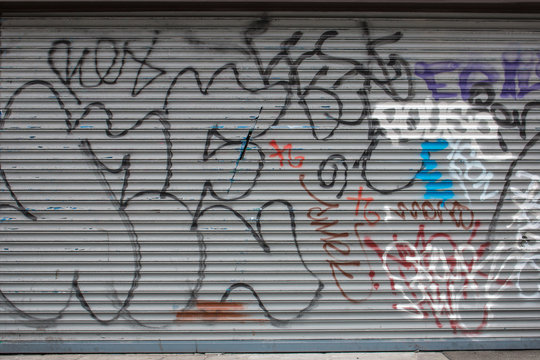 Hintergrund &ndash; runter gekommenes Garagentor