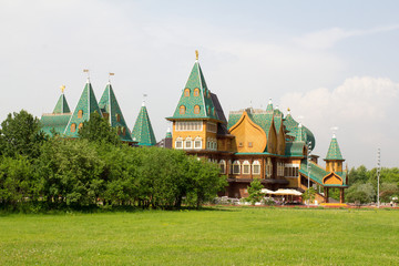 Деревянный дворец Русских царей в парке Коломенское. © 1802185