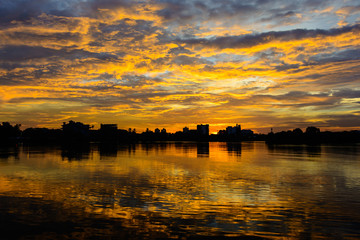 Obraz premium Colourful sunset from Diyawanna Lake Sri Lanka
