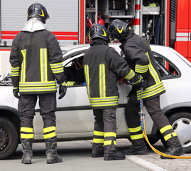 Obraz premium firefighters relieve an injured after a road accident