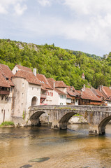 Fototapeta na wymiar Saint-Ursanne, St-Ursanne, Stadt, Stadtmauer, Stadttor, historische Brücke, Doubs, Jura, Schweiz