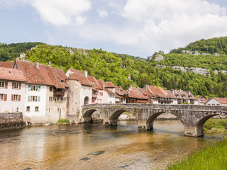 Fototapeta na wymiar Saint-Ursanne, St-Ursanne, Altstadt, Stadt, Bogenbrücke, Doubs, Flusslauf, Jura, Schweiz