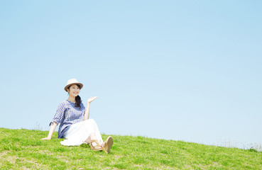 外で案内する女性