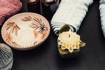 olio, creme, candela e asciugamano per massaggio