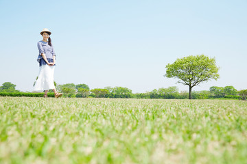 広場を散歩する女性