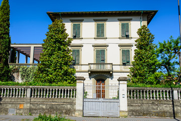 Antica Villa Signorile bianca, ingresso cancello siepe