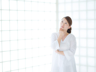 悩む女性