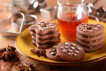 biscotti al cioccolato e miele fatti in casa con formine intorno