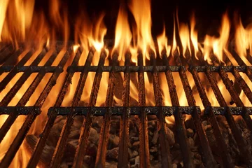 Crédence de cuisine en verre imprimé Grill / Barbecue Barbecue vide Close-up avec des flammes vives