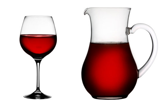 Bicchiere di vino rosso con caraffa