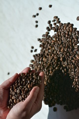 кофейные зерна в руках