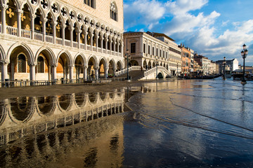 Fototapeta na wymiar Venezia acqua alta, palazzo ducale