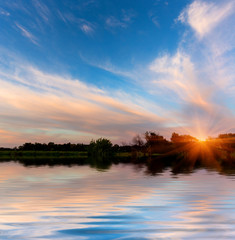 Obraz premium Evenin sky over water surface