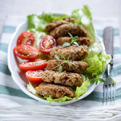 Vegane Frikadellen auf Salat