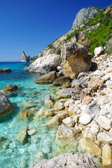 Klares türkises Wasser in Sardinien