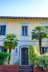 Antica Villa Signorile gialla, ingresso cancello siepe